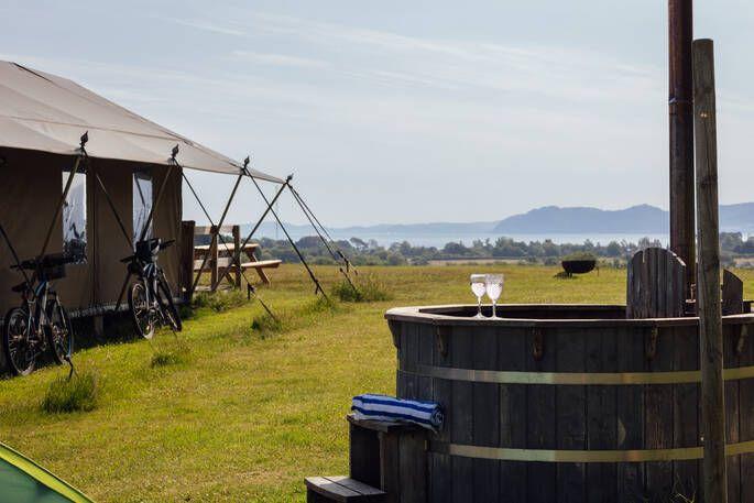 Wennol exterior with hot tub and two glasses of fizz