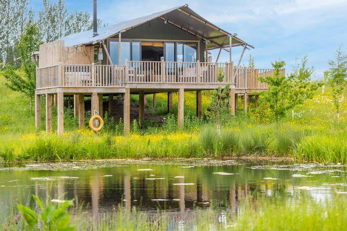 Meadow Pipit cabin with view of lake 