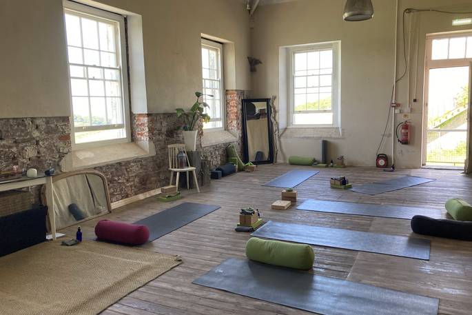 WilderMe geodomes glamping - yoga room, Kingsand, Cornwall