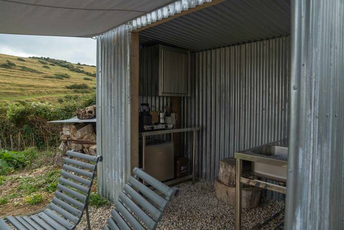 Outdoor kitchen hut