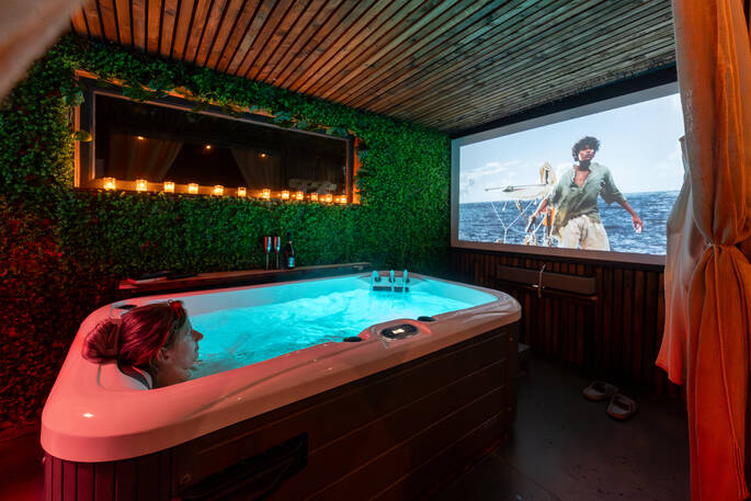 Hot tub and screen