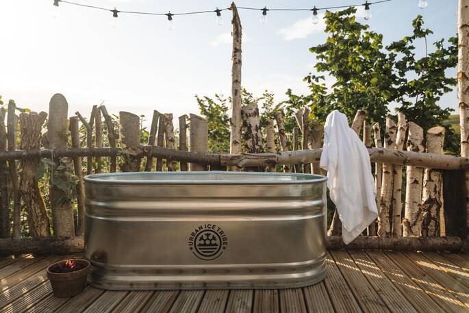 Outdoor bath tub